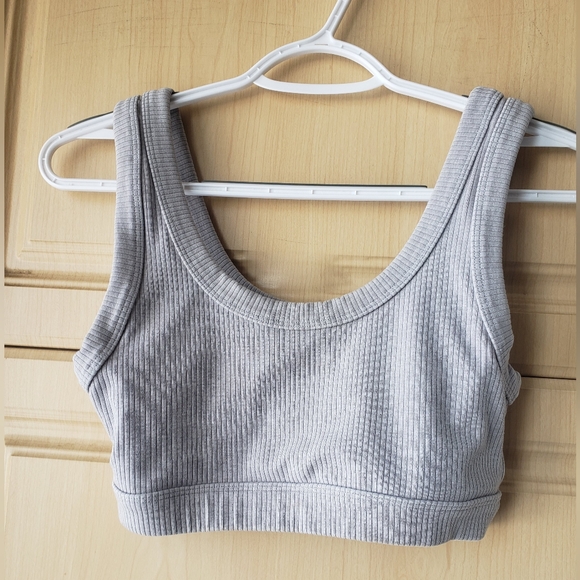 ALO Yoga Light Gray Ribbed Spirts Bra - Picture 4 of 9
